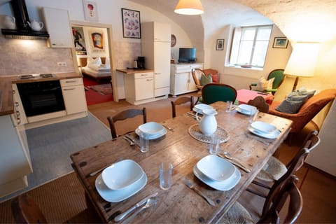 TV and multimedia, Kitchen or kitchenette, Living room, Seating area, Dining area, stove