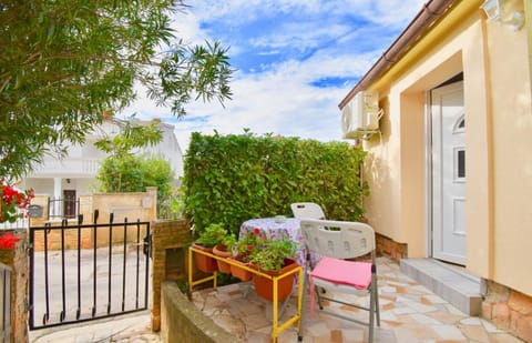 Property building, Balcony/Terrace, Seating area