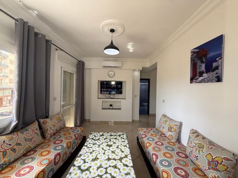Lounge or bar, air conditioner