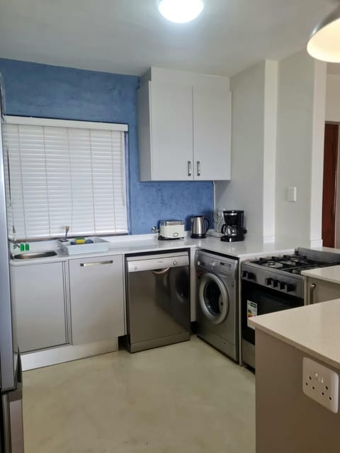 Kitchen or kitchenette, dishwasher, oven, toaster, washing machine