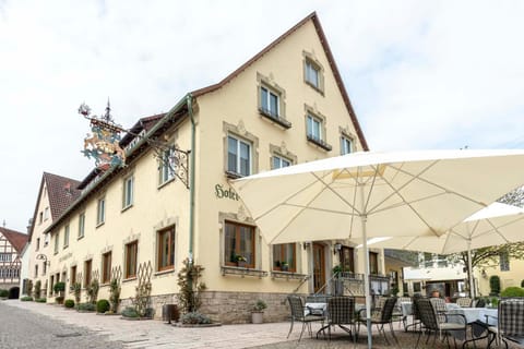 Property building, Patio, Restaurant/places to eat, Facade/entrance, Balcony/Terrace