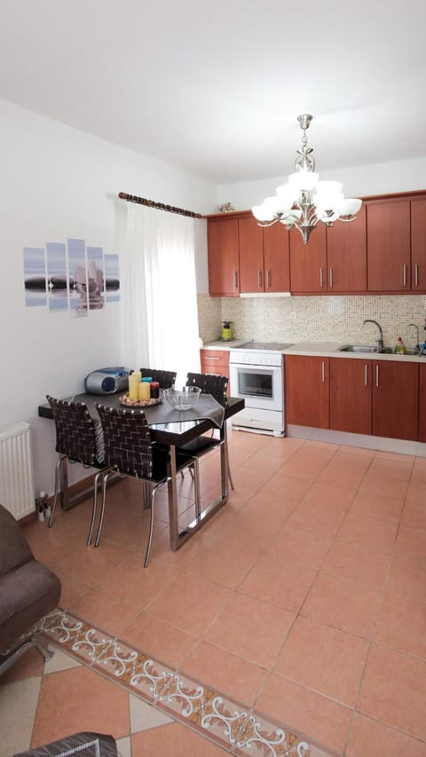 Kitchen or kitchenette, Dining area, dishwasher, minibar, pet friendly