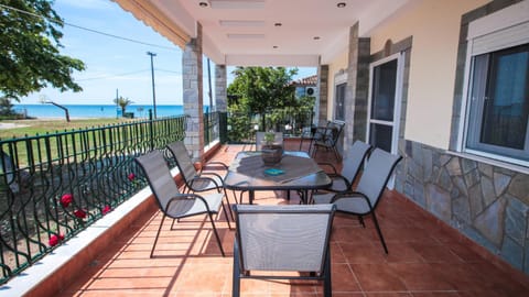 Natural landscape, View (from property/room), Balcony/Terrace, Seating area, Sea view