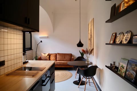 Kitchen or kitchenette, Living room, Seating area, Dining area