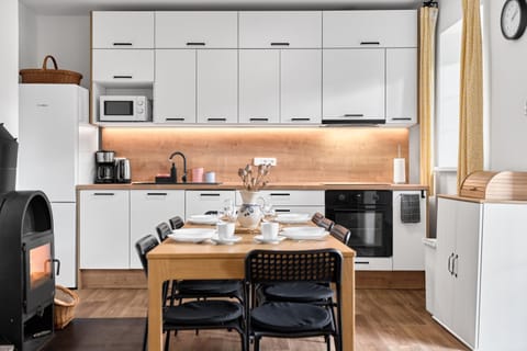 Coffee/tea facilities, Kitchen or kitchenette, Dining area, dishwasher, oven, stove, toaster