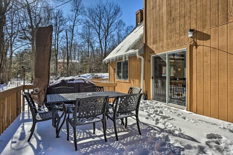 Hike, Ski and Golf Private Poconos Cabin with Deck! Cabin in Tobyhanna
