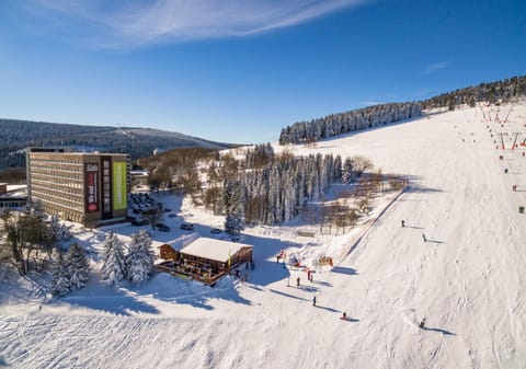 Facade/entrance, Day, Natural landscape, Bird's eye view, Winter, Ski School, Skiing, Skiing, Mountain view