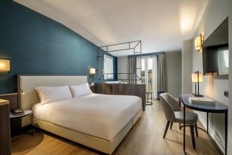 Bed, TV and multimedia, Photo of the whole room, Seating area, Bedroom