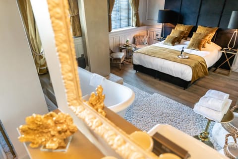 Bed, Bedroom, towels