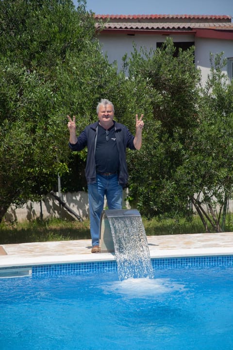 Villa Ivanka Murter ap B sa grijanim bazenom i besplatnim parkingom Apartment in Murter