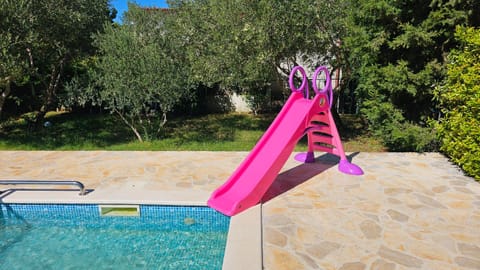 Villa Ivanka Murter ap B sa grijanim bazenom i besplatnim parkingom Apartment in Murter