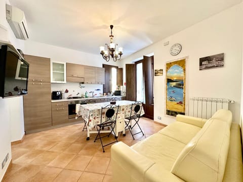 TV and multimedia, Kitchen or kitchenette, Living room, Seating area, Dining area, oven, stove