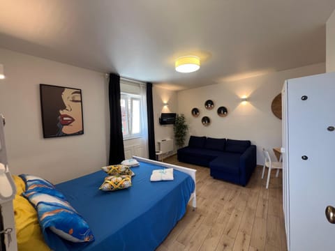Bed, Living room, Photo of the whole room, Seating area, Bedroom, wardrobe