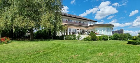Property building, Garden, Balcony/Terrace, Garden view