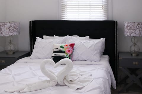 9BR-SLEEPS 19. Amazing Deal!! Hotel in Viavant-Venetian Isles