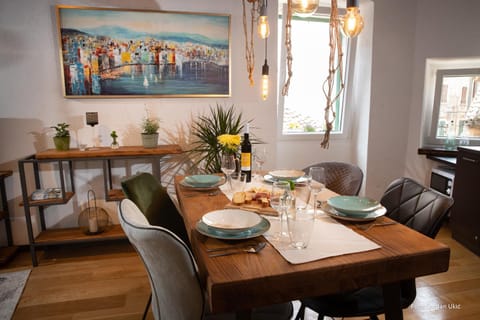 Restaurant/places to eat, Dining area