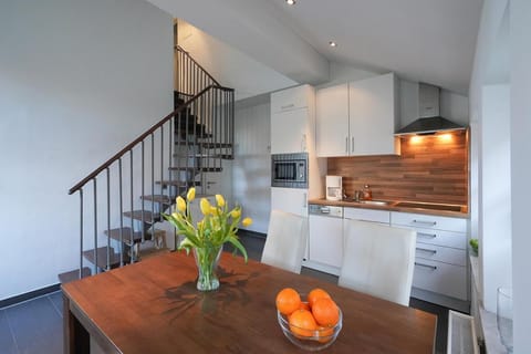 Kitchen or kitchenette, Seating area, Dining area