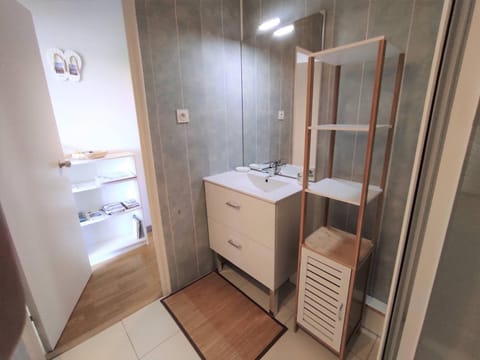 Appartement rénové, calme 300m plage, avec parking et balcon – Beg Meil, Fouesnant - FR-1-481-55 Apartment in Fouesnant