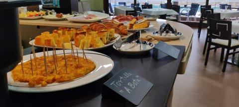 Food and drinks, Food, Breakfast, Continental breakfast, Buffet breakfast