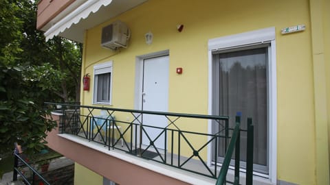 Facade/entrance, Balcony/Terrace
