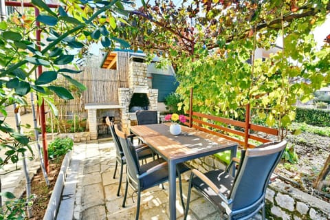 Patio, BBQ facilities, Seating area, Garden view