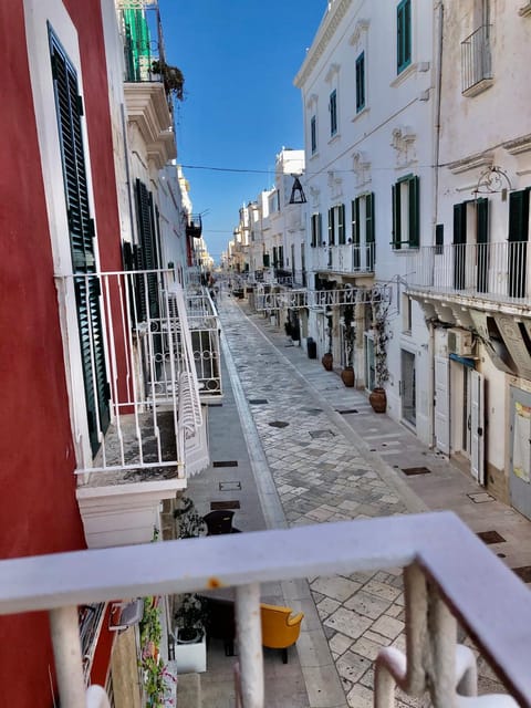Balcony/Terrace, Street view