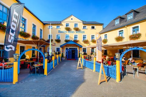 Property building, Restaurant/places to eat