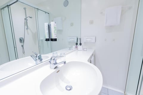 Shower, Bathroom, towels