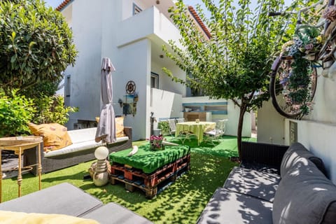 Property building, Balcony/Terrace, Living room
