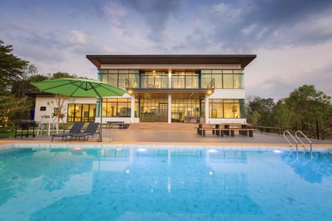 Property building, Patio, Day, Pool view, Swimming pool, sunbed