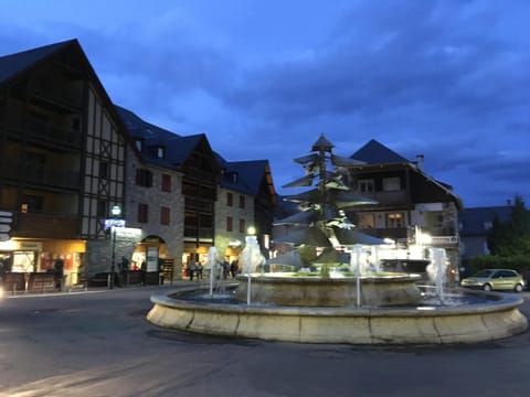 Nearby landmark, Restaurant/places to eat, Neighbourhood