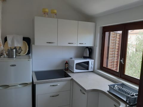 Coffee/tea facilities, Kitchen or kitchenette, stove, toaster