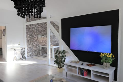 Communal lounge/ TV room, TV and multimedia, Living room
