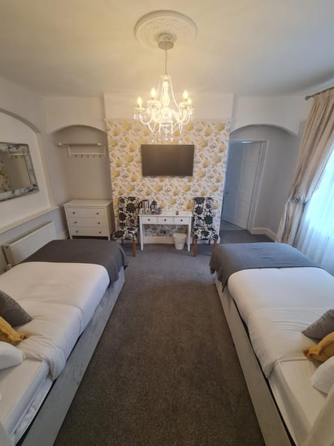 Beaufort Lodge - Central Location & Free Parking Bed and Breakfast in Taunton