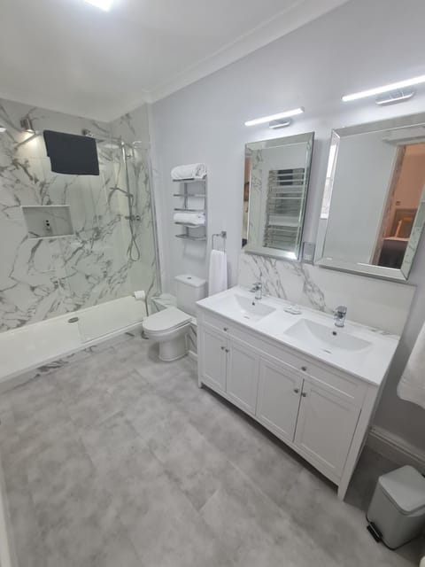 Beaufort Lodge - Central Location & Free Parking Bed and Breakfast in Taunton