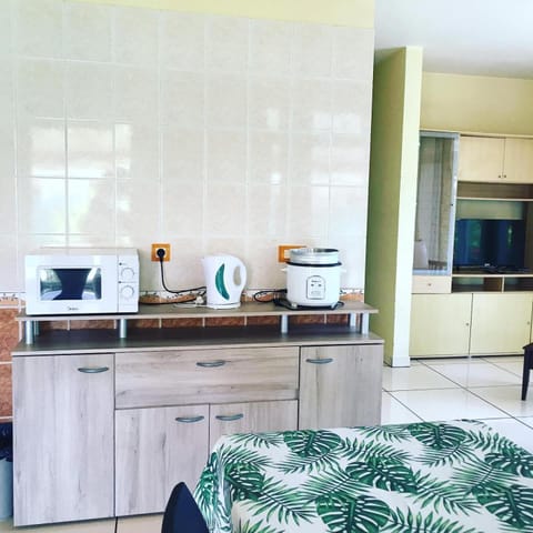 Kitchen or kitchenette, minibar