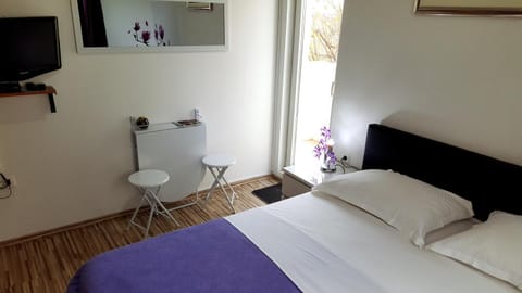 Bed, TV and multimedia, Bedroom, hair dresser