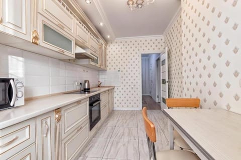 Kitchen or kitchenette, Dining area, minibar, oven, stove