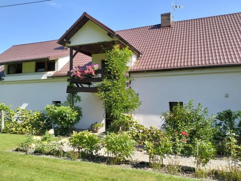 Property building, Spring, Day, Garden, Balcony/Terrace, Balcony/Terrace, Seating area, Garden view