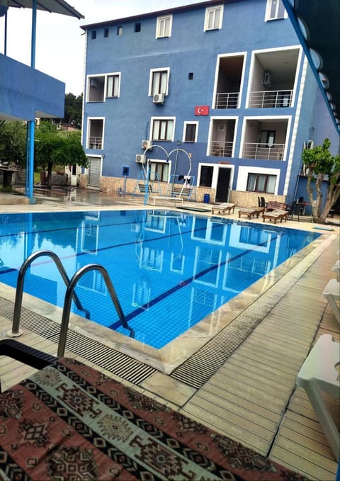 Property building, Day, Pool view, Swimming pool, sunbed