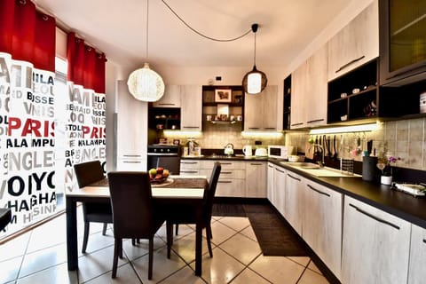 Kitchen or kitchenette, Dining area, stove