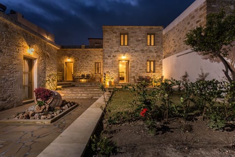 Patio, Facade/entrance, Night, Garden