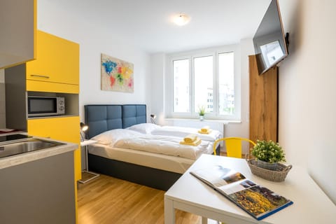 Bed, TV and multimedia, Kitchen or kitchenette, Photo of the whole room, Seating area, Dining area, minibar, stove, towels, wardrobe, kitchen