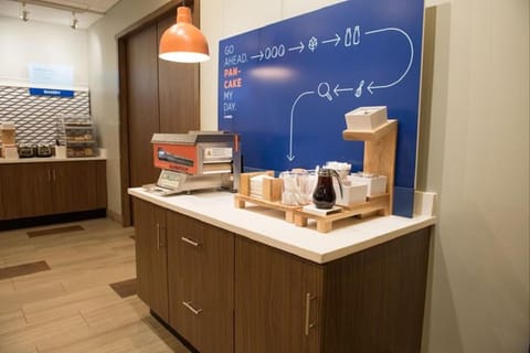 Kitchen or kitchenette, Food and drinks