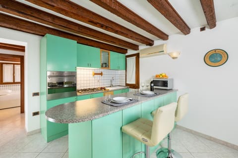 Coffee/tea facilities, Dining area, minibar, pet friendly, kitchen, air conditioner