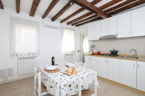 Coffee/tea facilities, Kitchen or kitchenette, Dining area, internet, stove, washing machine, air conditioner