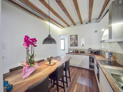 Kitchen or kitchenette, Dining area, dishwasher, internet, oven, stove, toaster, air conditioner