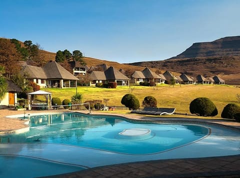 Property building, Day, Natural landscape, Garden, Garden view, Mountain view, Pool view, Swimming pool, sunbed