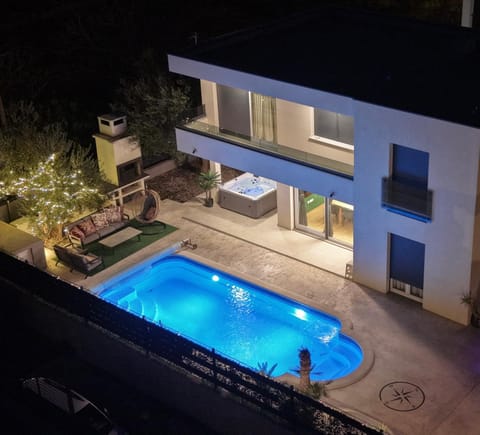 Property building, Hot Tub, Swimming pool