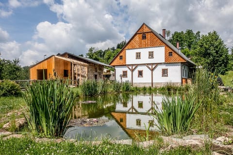 Property building, Restaurant/places to eat, Spring, Day, Natural landscape, Garden, Evening entertainment, Garden view, Family